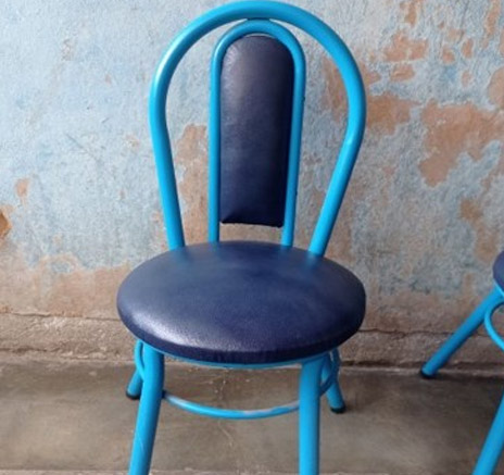 Sillas de metal con tapizado en cuero genuino