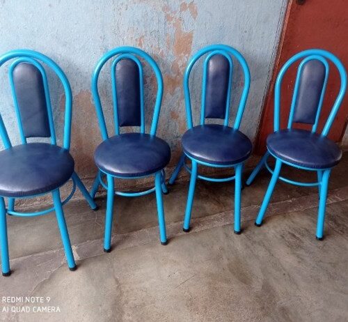 Sillas de metal con tapizado en cuero genuino